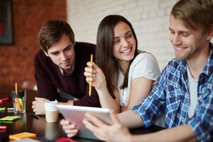 سوالاتی دوستانه برای شکل دادن روابط قوی در محل کار